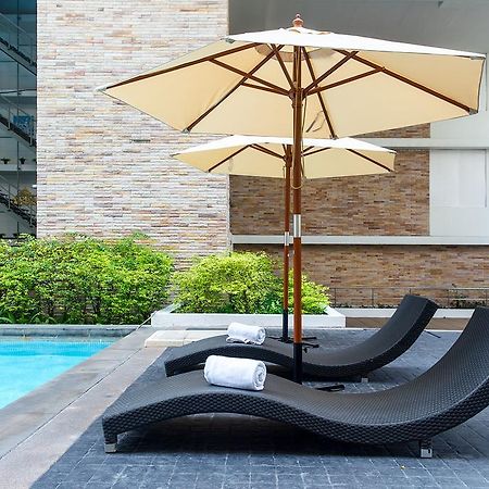 The Capital Resort @ Sukhumvit 50 Bangkok Kültér fotó Sunloungers by a pool