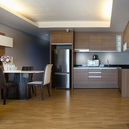 The Capital Resort @ Sukhumvit 50 Bangkok Kültér fotó A modern kitchen