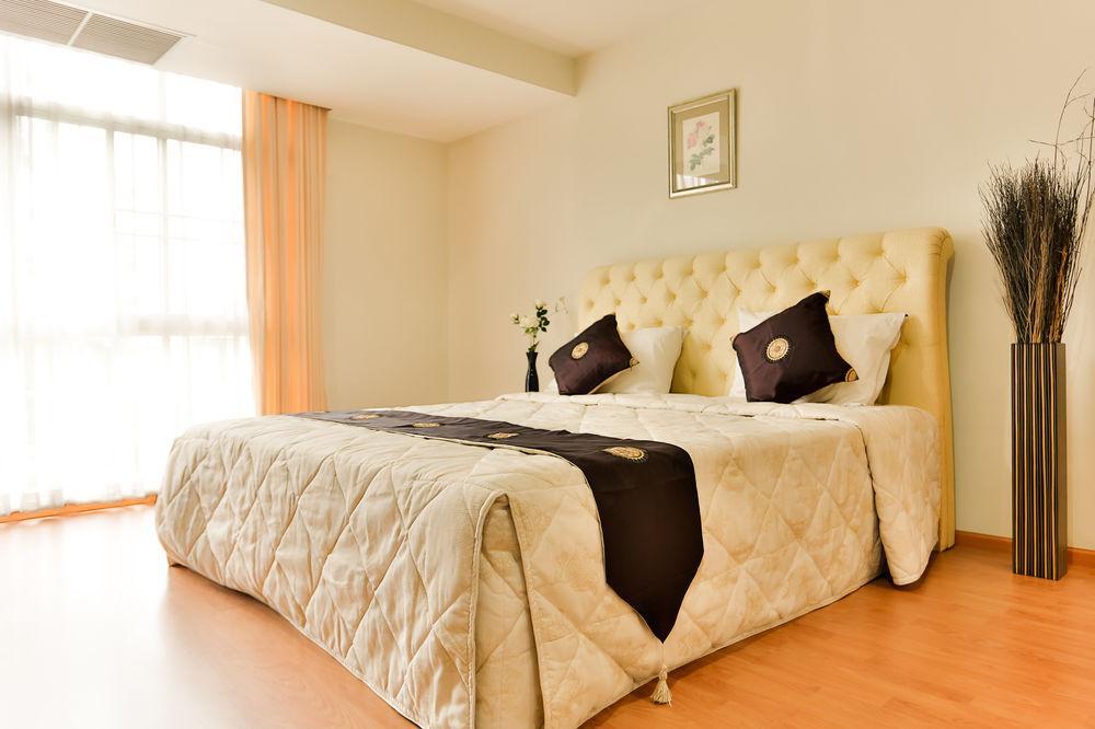 The Capital Resort @ Sukhumvit 50 Bangkok Kültér fotó A bedroom at the hotel