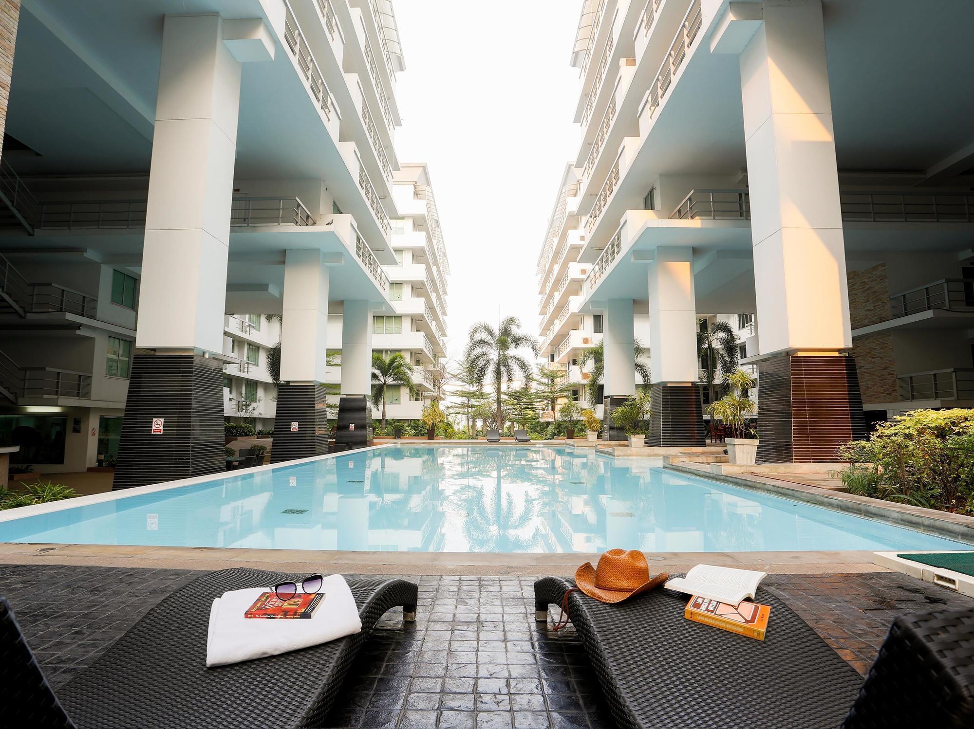 The Capital Resort @ Sukhumvit 50 Bangkok Kültér fotó The swimming pool at the complex