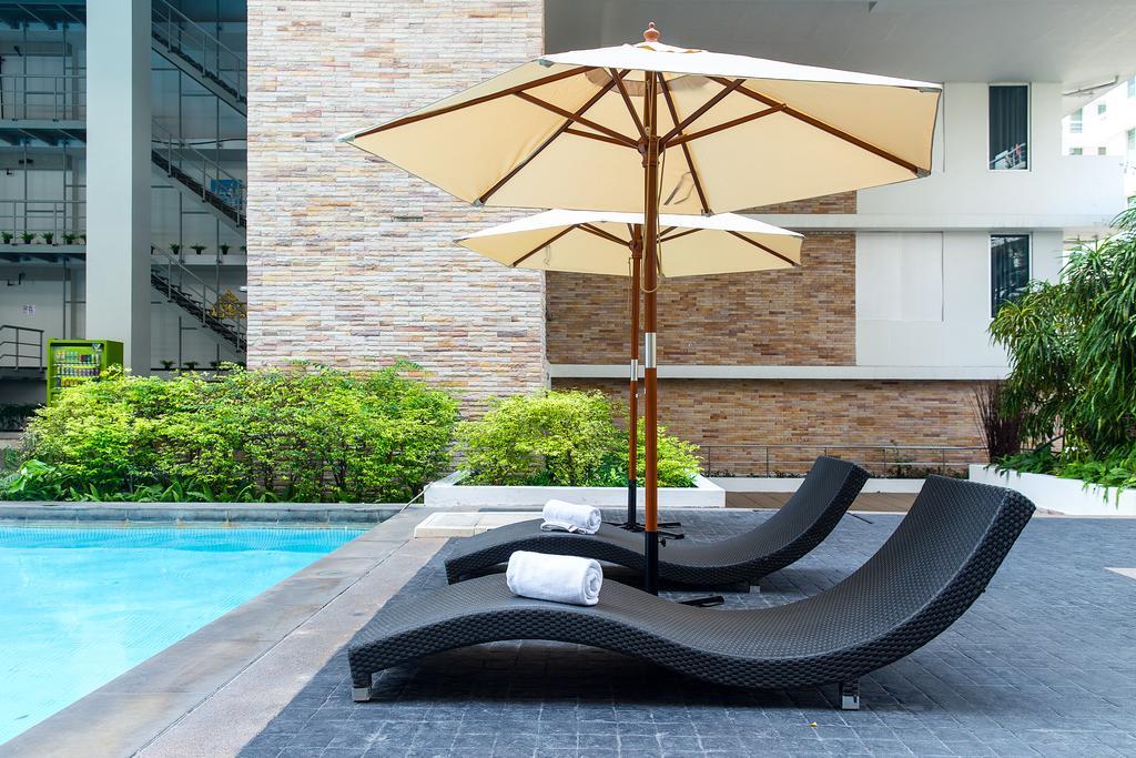 The Capital Resort @ Sukhumvit 50 Bangkok Kültér fotó Sunloungers by a pool
