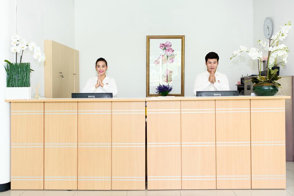 The Capital Resort @ Sukhumvit 50 Bangkok Kültér fotó Reception desk