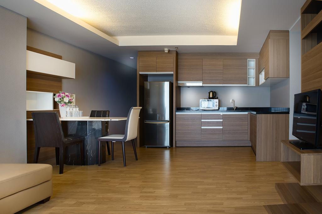 The Capital Resort @ Sukhumvit 50 Bangkok Kültér fotó A modern kitchen