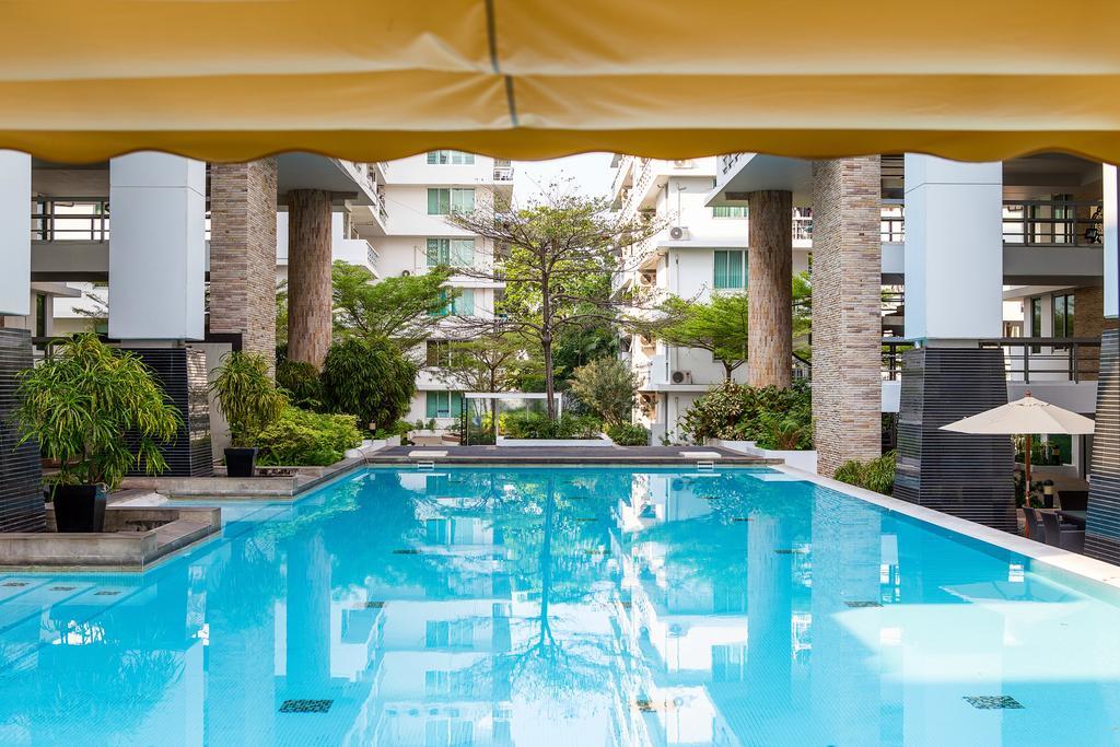 The Capital Resort @ Sukhumvit 50 Bangkok Kültér fotó The swimming pool at the hotel