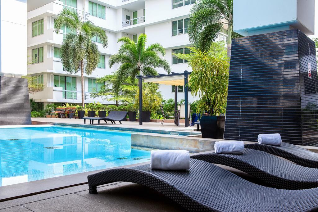 The Capital Resort @ Sukhumvit 50 Bangkok Kültér fotó The swimming pool at the hotel