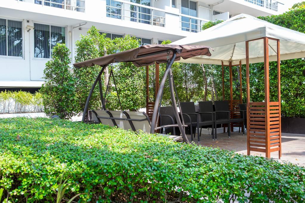 The Capital Resort @ Sukhumvit 50 Bangkok Kültér fotó A pergola with a swing