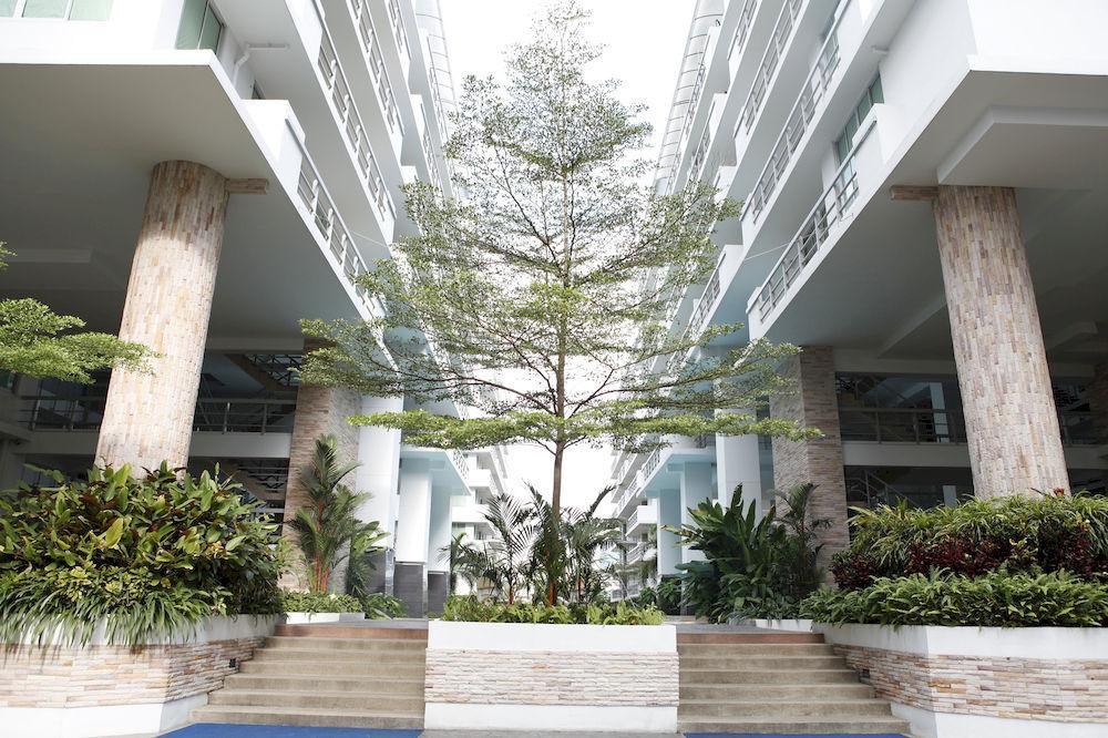 The Capital Resort @ Sukhumvit 50 Bangkok Kültér fotó The courtyard of the school