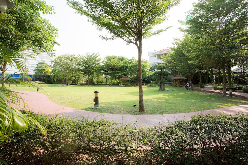 The Capital Resort @ Sukhumvit 50 Bangkok Kültér fotó The lawn