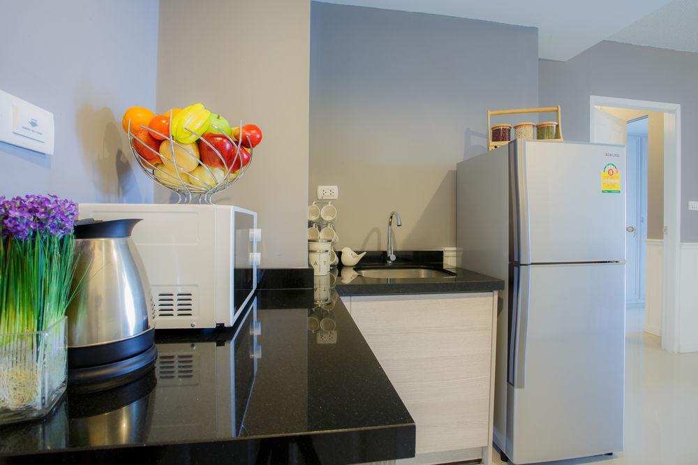The Capital Resort @ Sukhumvit 50 Bangkok Kültér fotó A modern kitchen