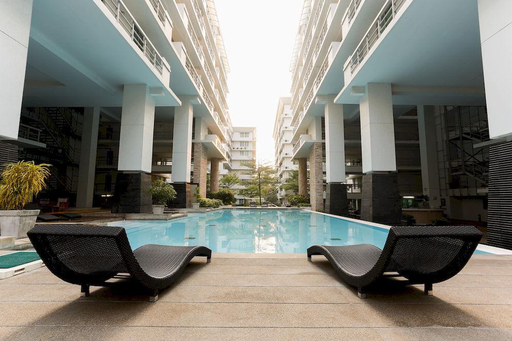The Capital Resort @ Sukhumvit 50 Bangkok Kültér fotó The swimming pool at the 10th floor of the building