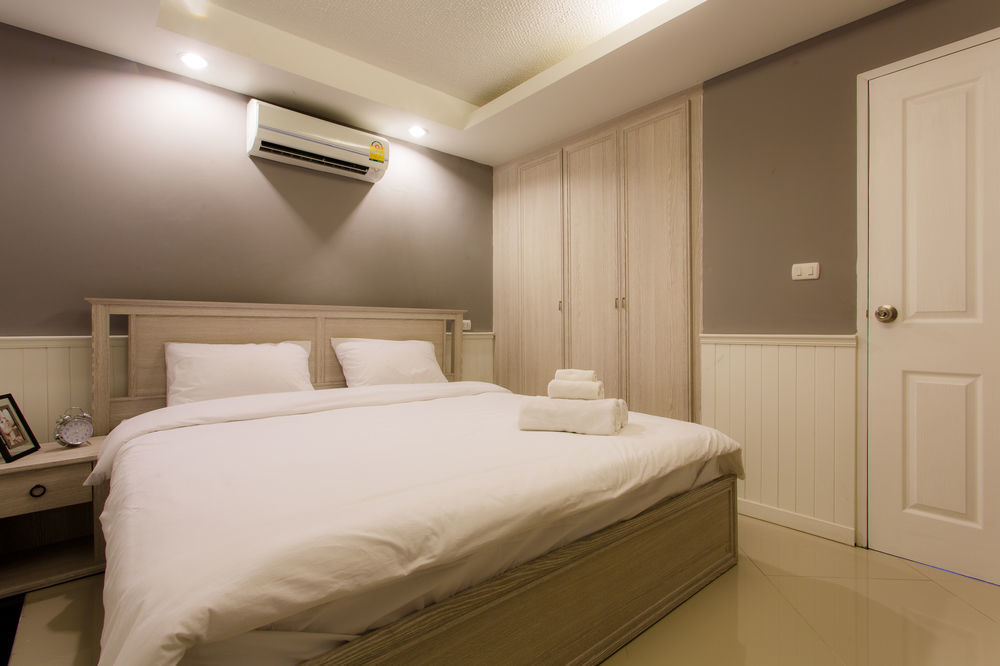 The Capital Resort @ Sukhumvit 50 Bangkok Kültér fotó A bedroom with a split-type air conditioner