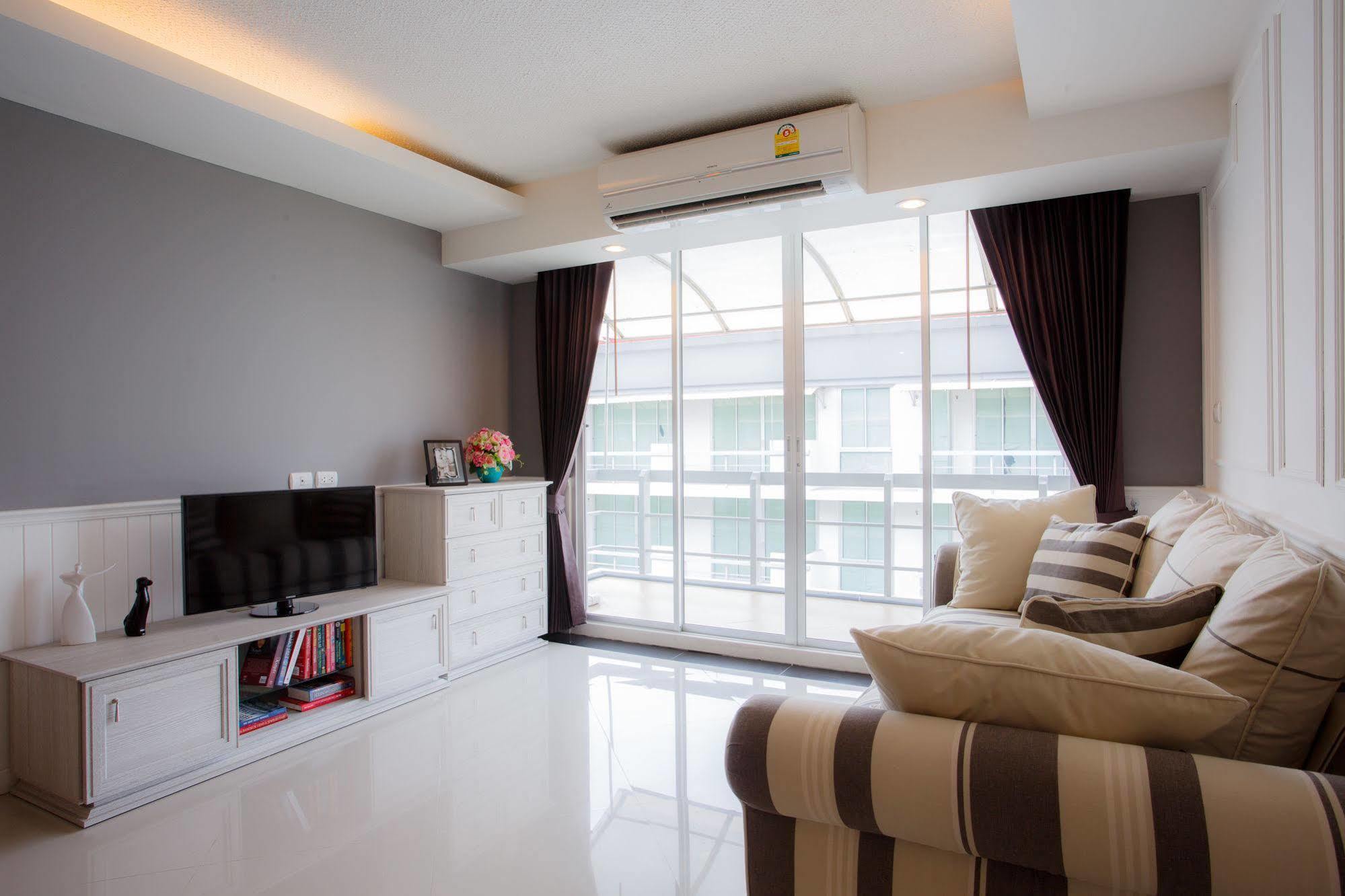 The Capital Resort @ Sukhumvit 50 Bangkok Kültér fotó A living room in a condominium