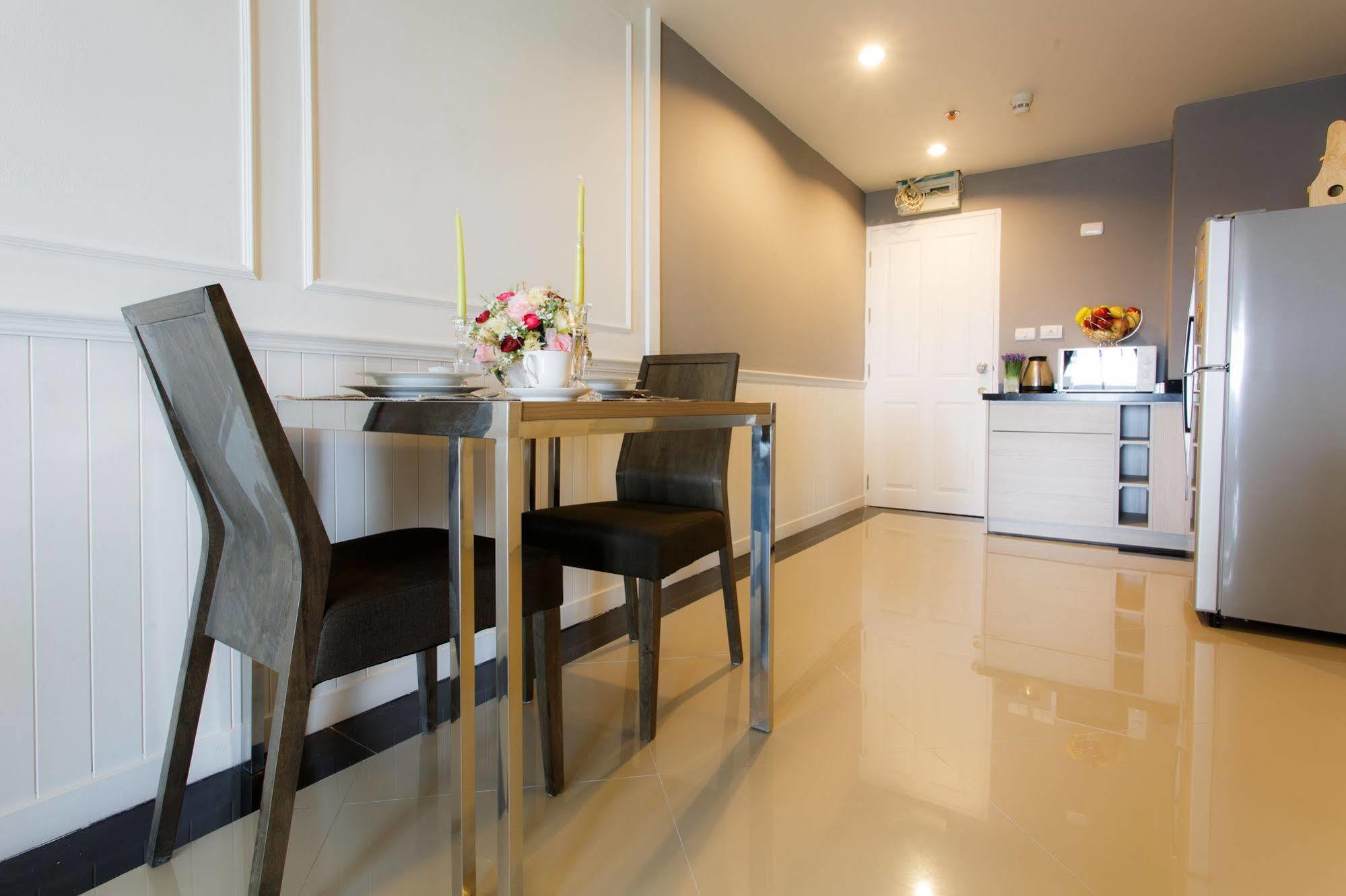 The Capital Resort @ Sukhumvit 50 Bangkok Kültér fotó A modern kitchen