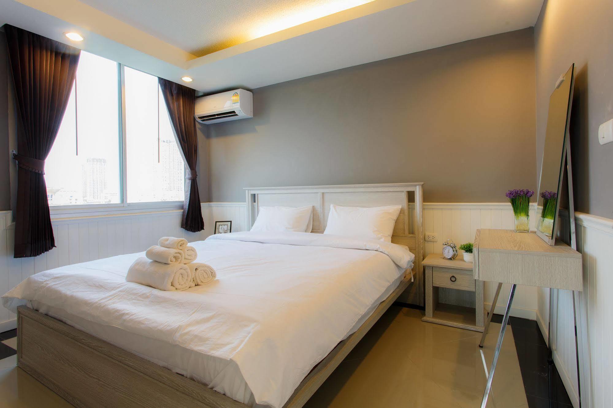 The Capital Resort @ Sukhumvit 50 Bangkok Kültér fotó A bedroom in a hotel