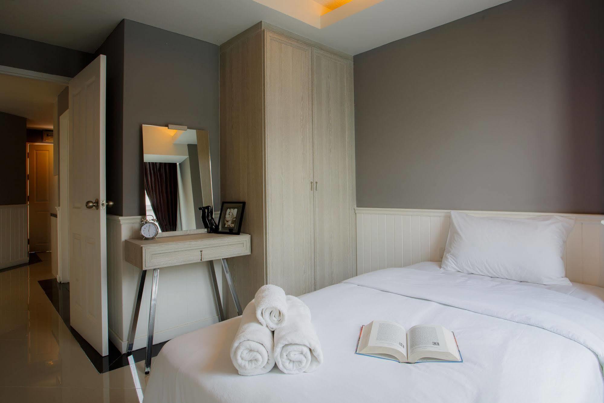 The Capital Resort @ Sukhumvit 50 Bangkok Kültér fotó A bedroom in a serviced apartment in Bangkok, Thailand