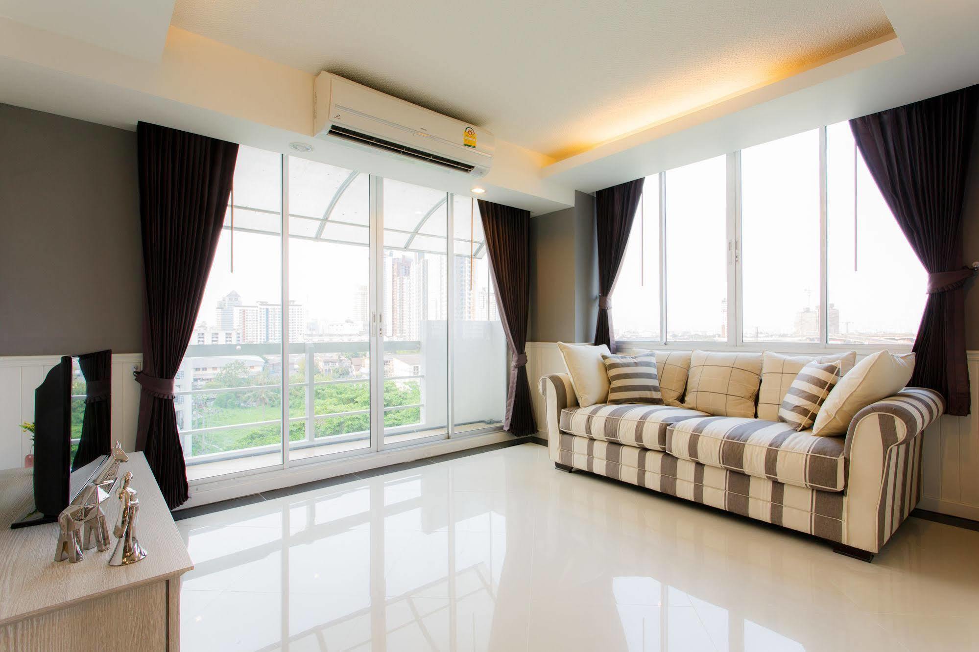 The Capital Resort @ Sukhumvit 50 Bangkok Kültér fotó A living room with a sofa