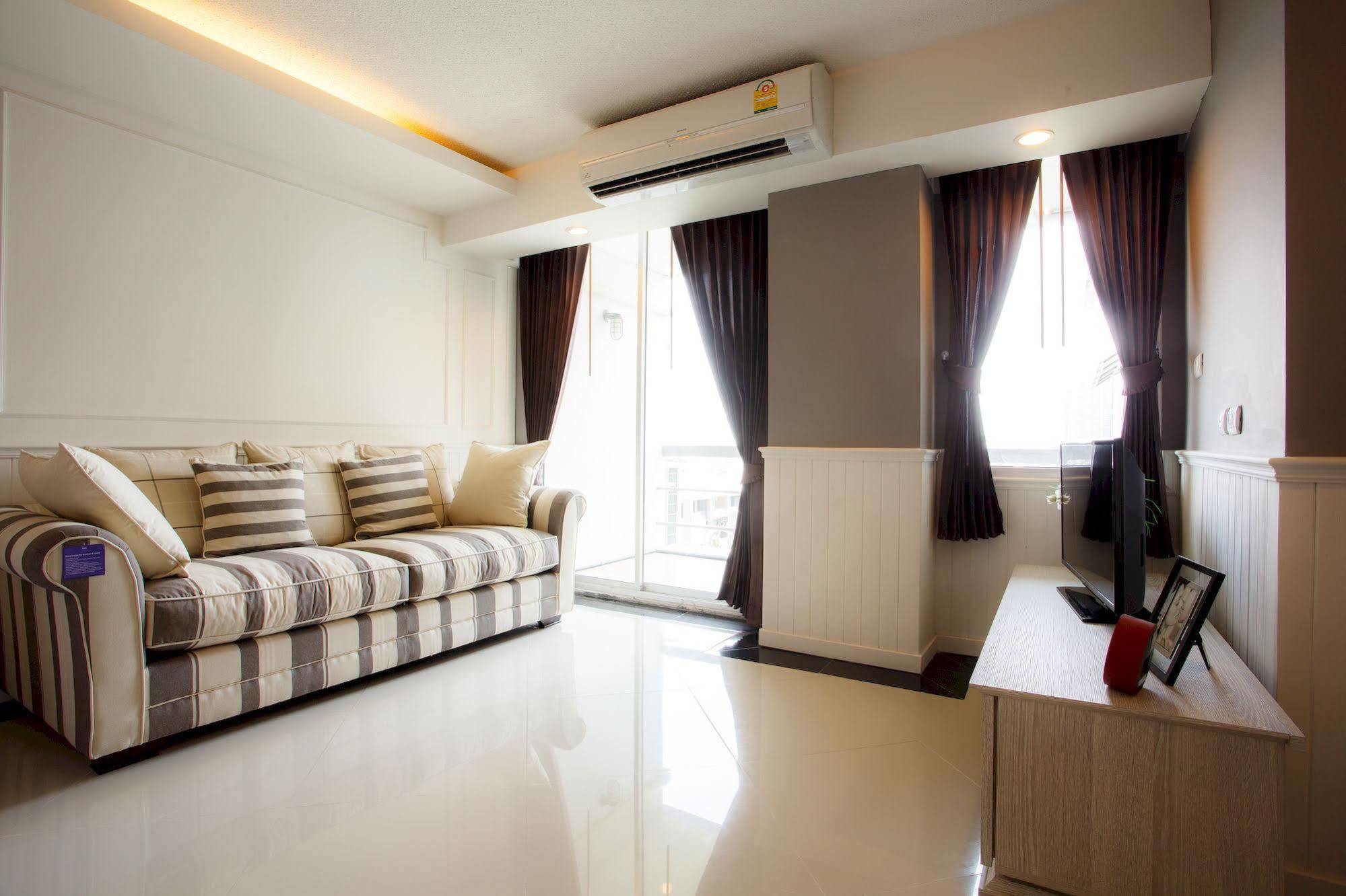 The Capital Resort @ Sukhumvit 50 Bangkok Kültér fotó A living room in a condominium