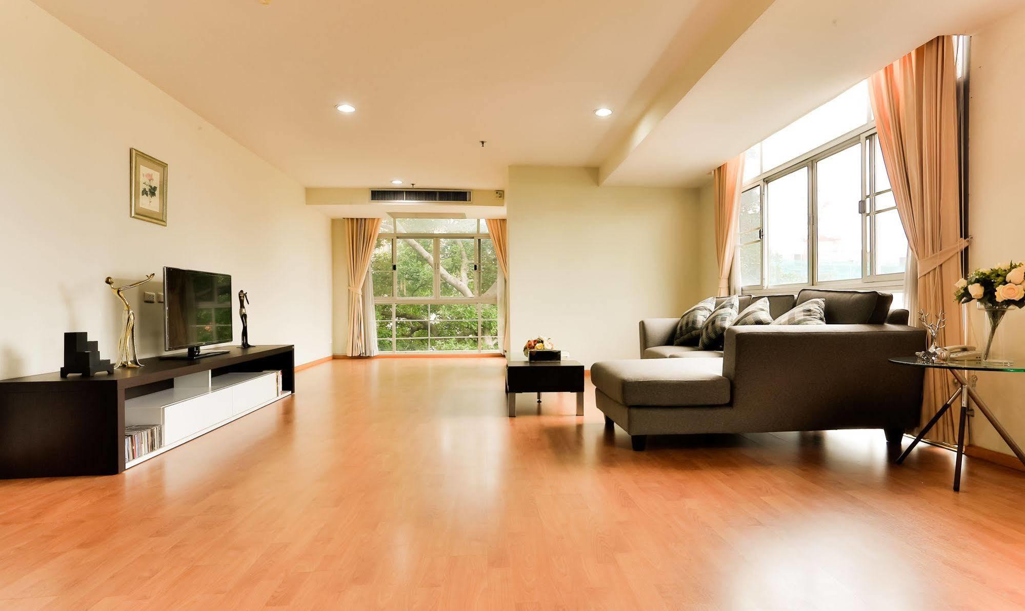 The Capital Resort @ Sukhumvit 50 Bangkok Kültér fotó A living room with a laminate wood floor