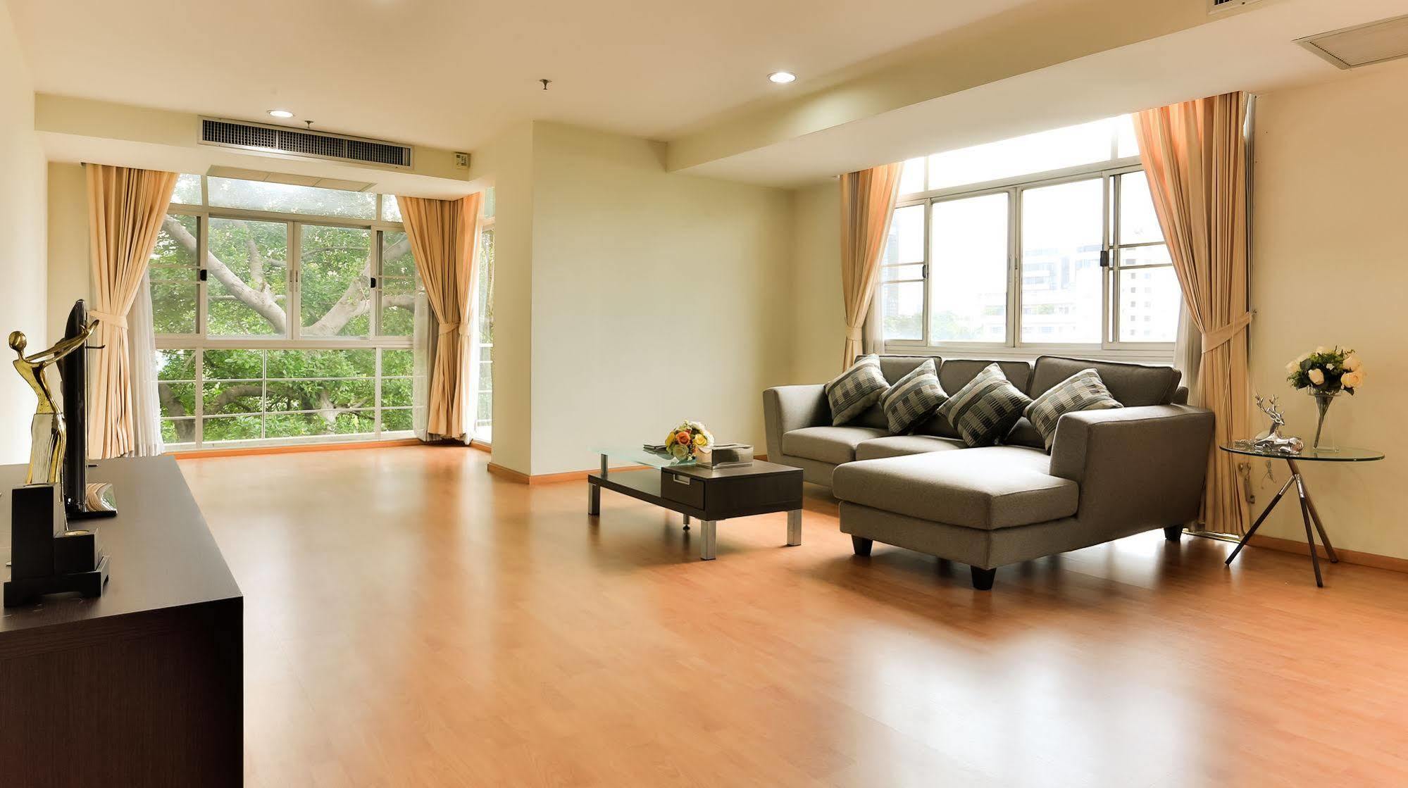 The Capital Resort @ Sukhumvit 50 Bangkok Kültér fotó A living room with a laminate wood floor