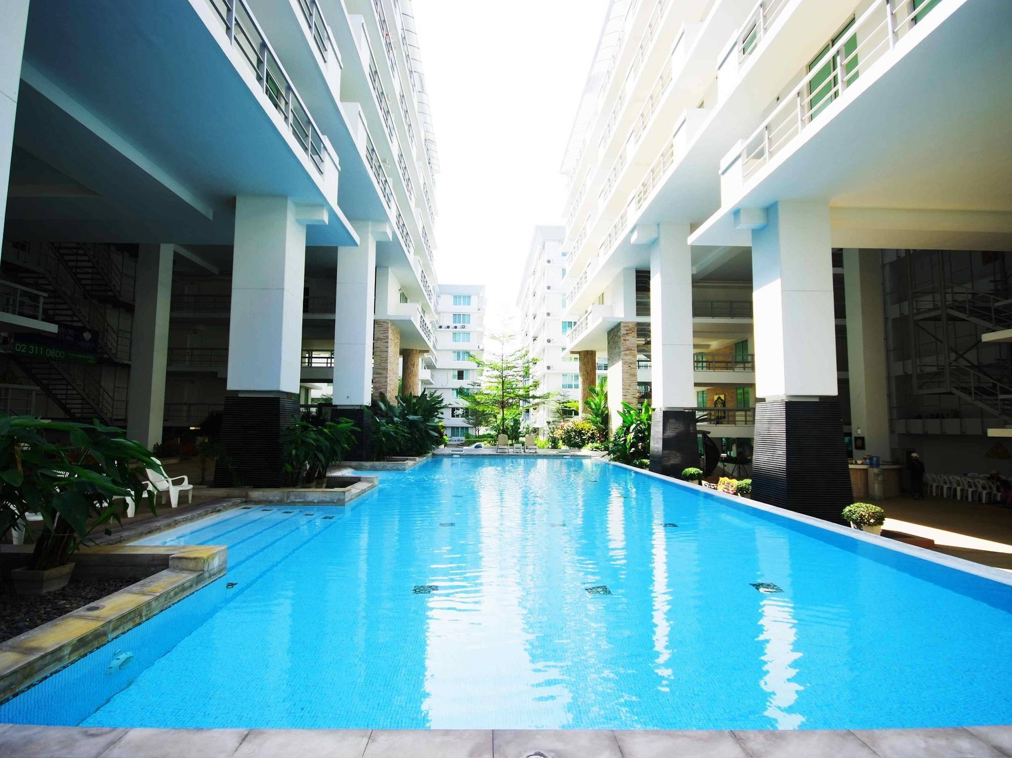 The Capital Resort @ Sukhumvit 50 Bangkok Kültér fotó The swimming pool at the 10th floor of the building