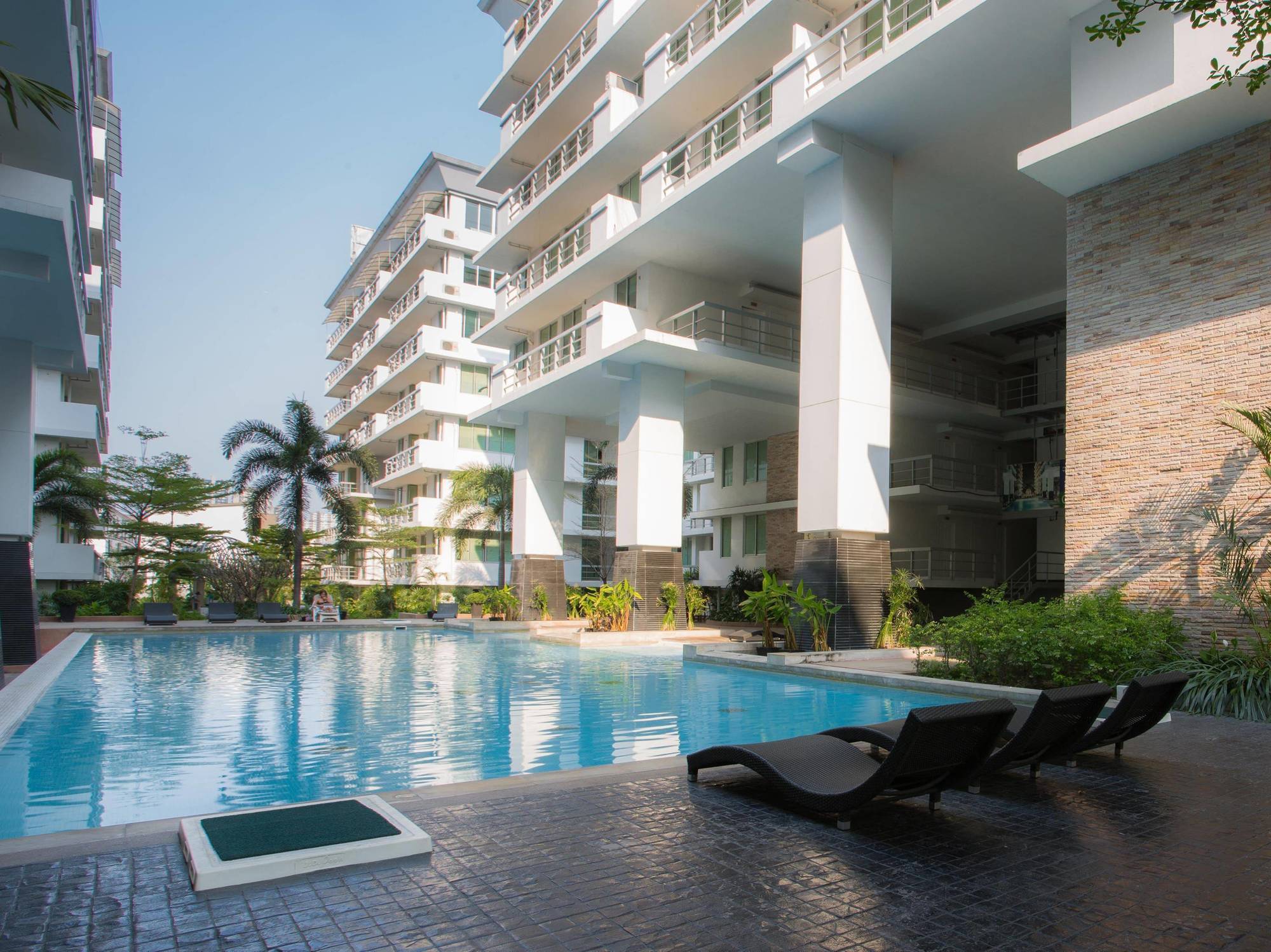 The Capital Resort @ Sukhumvit 50 Bangkok Kültér fotó The swimming pool at the complex