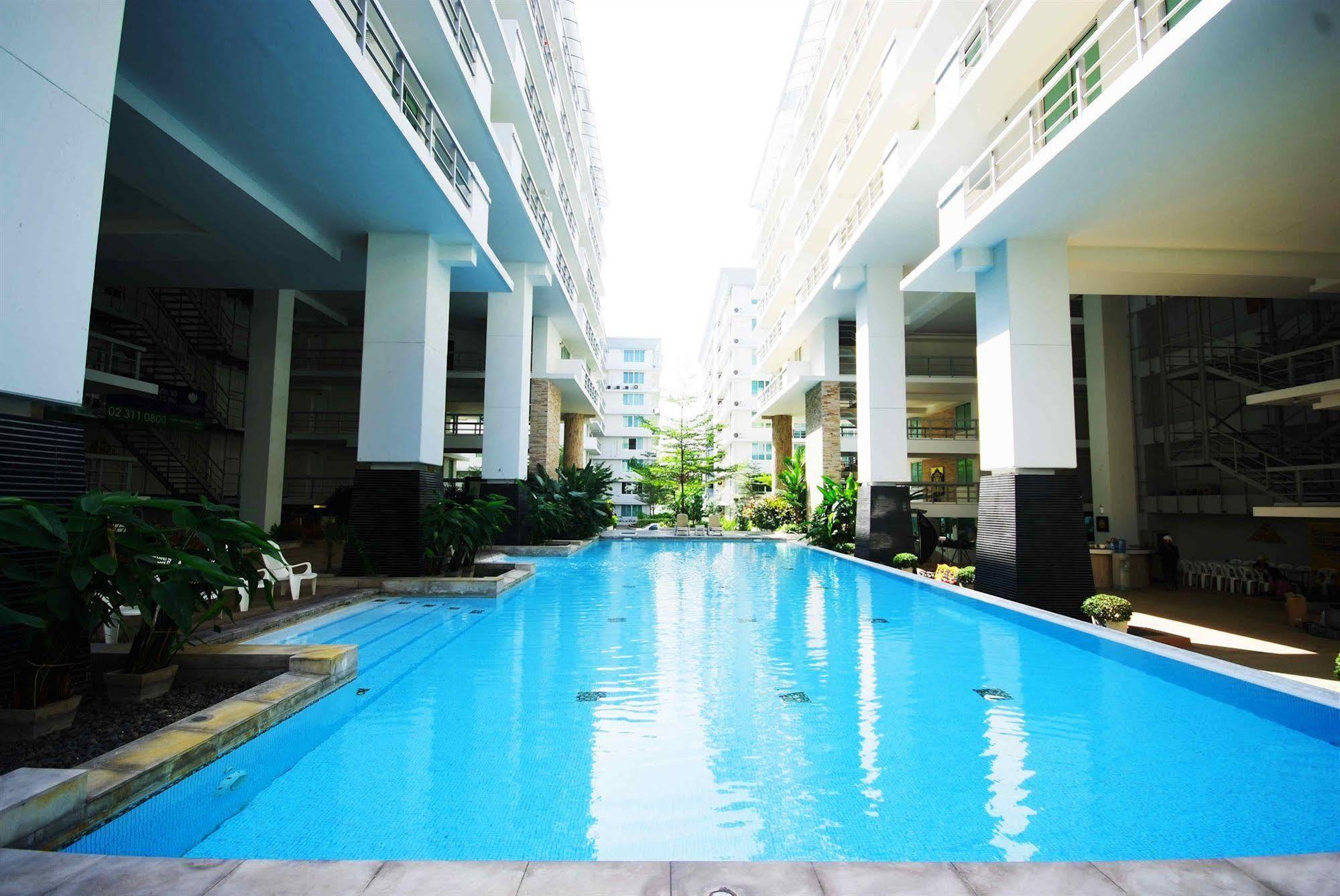 The Capital Resort @ Sukhumvit 50 Bangkok Kültér fotó The swimming pool at the 10th floor of the building