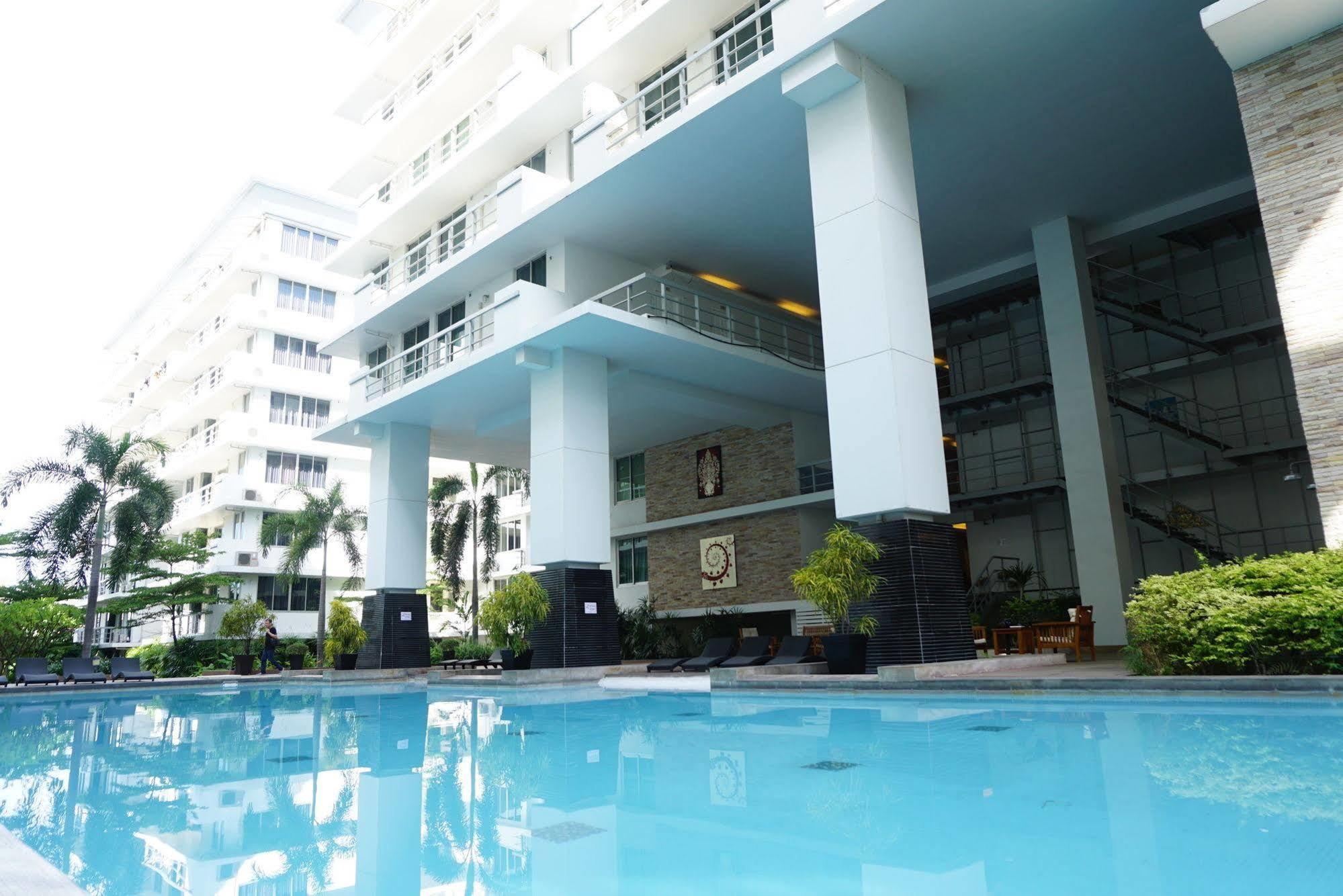 The Capital Resort @ Sukhumvit 50 Bangkok Kültér fotó The swimming pool at the 10th floor