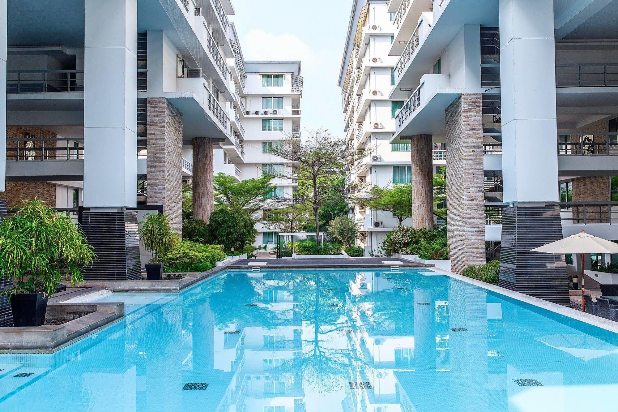 The Capital Resort @ Sukhumvit 50 Bangkok Kültér fotó The swimming pool at the hotel