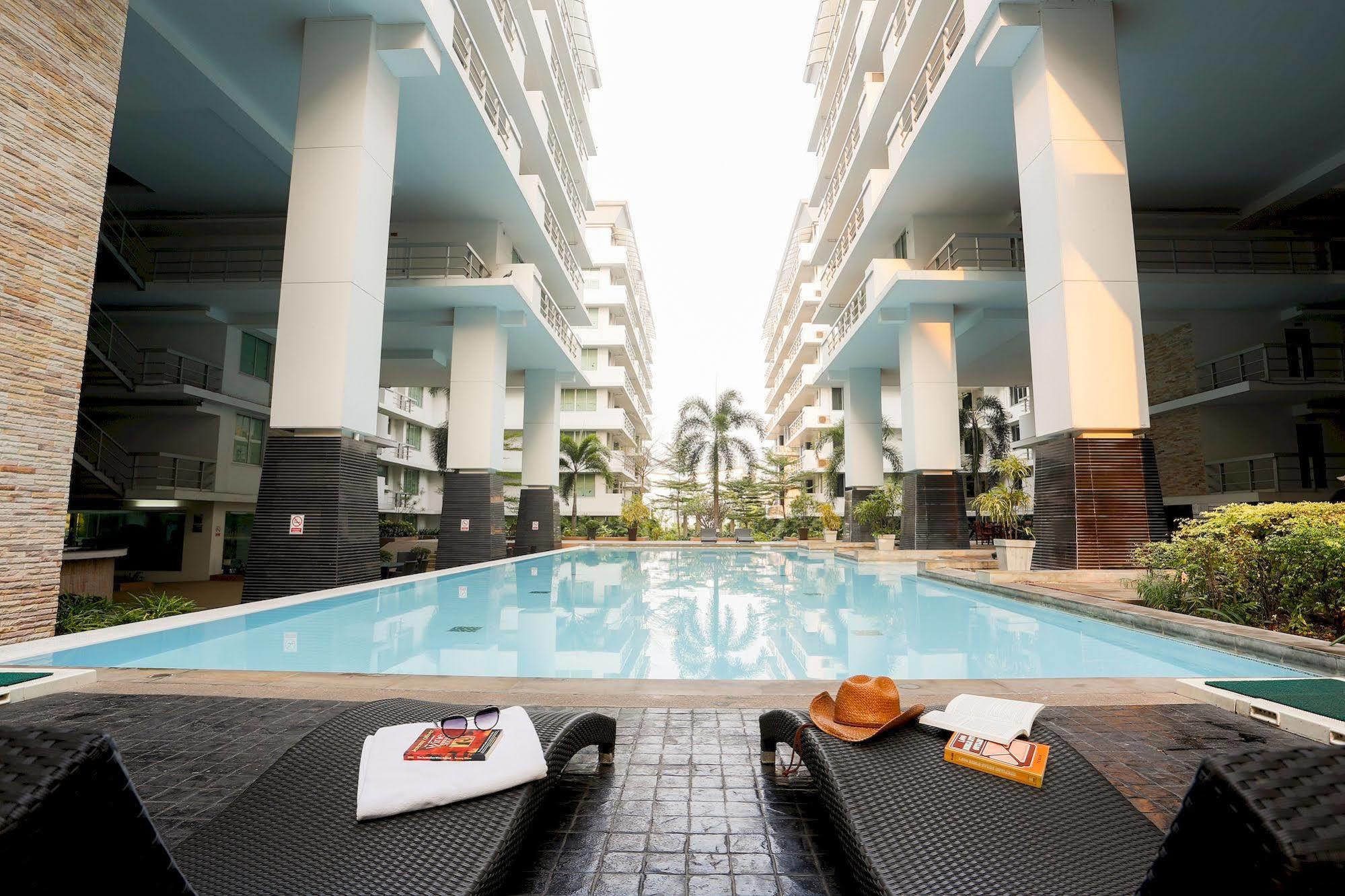 The Capital Resort @ Sukhumvit 50 Bangkok Kültér fotó The swimming pool at the complex